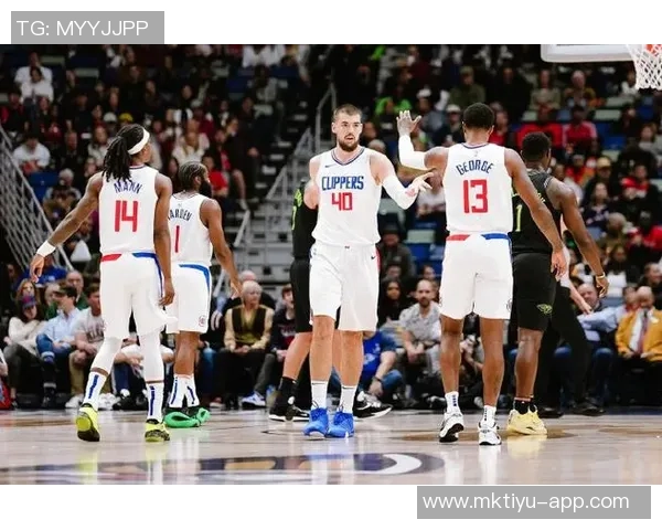 小吧观赛快船对阵鹈鹕主场赠送保罗快船10时期球衣给每位球迷