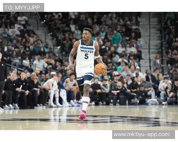 爱德华兹首节表现不佳7投仅中2三分球全失正负值为负六